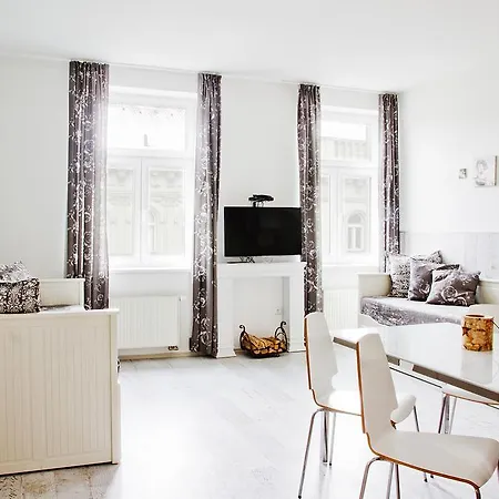 Royal Court Legerova Отель 3*