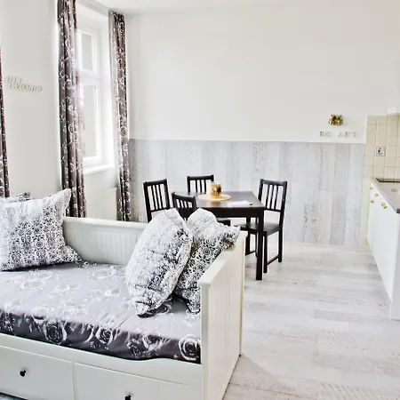 Royal Court Legerova 3*