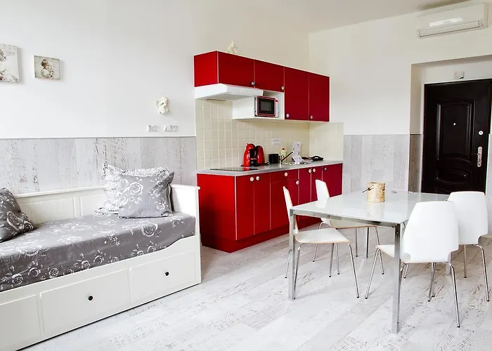 Royal Court Legerova 3*