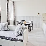 Royal Court Legerova 3*