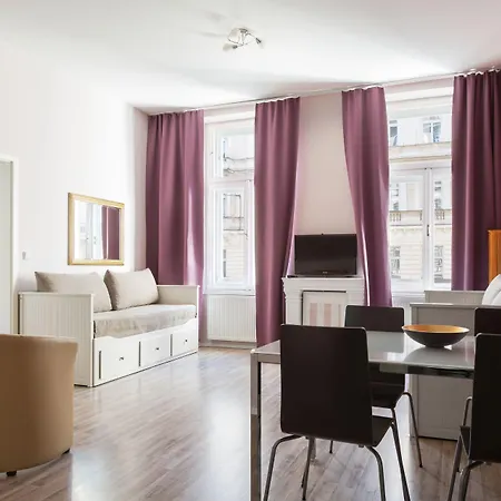 Royal Court Legerova 3*