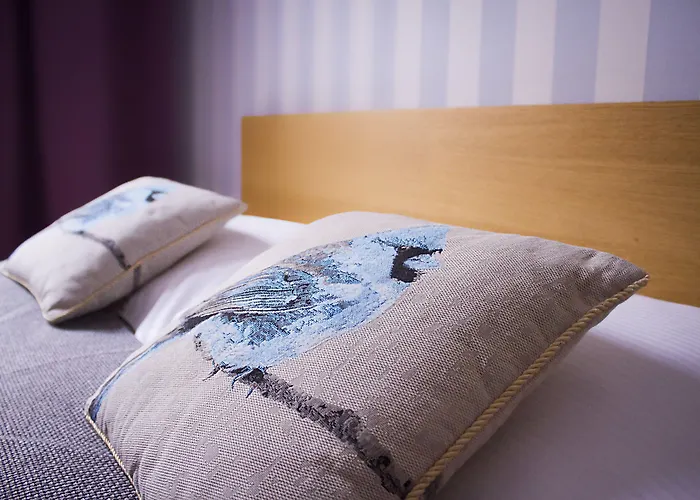 Royal Court Legerova 3*