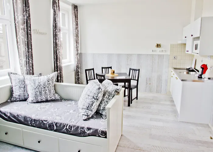 Royal Court Legerova 3*