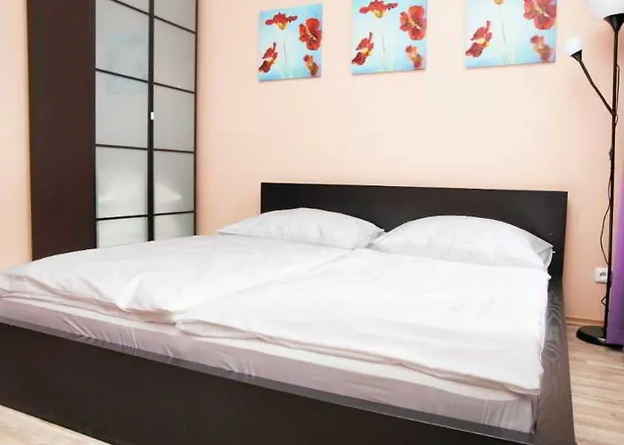 Royal Court Legerova 3*