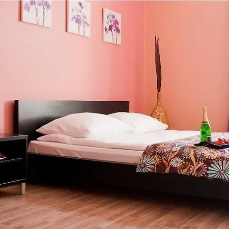מלון Royal Court Legerova 3*